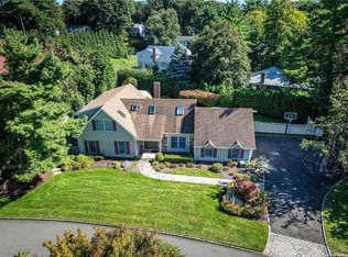 8 Jodi Ct, Glen Cove, NY 11542