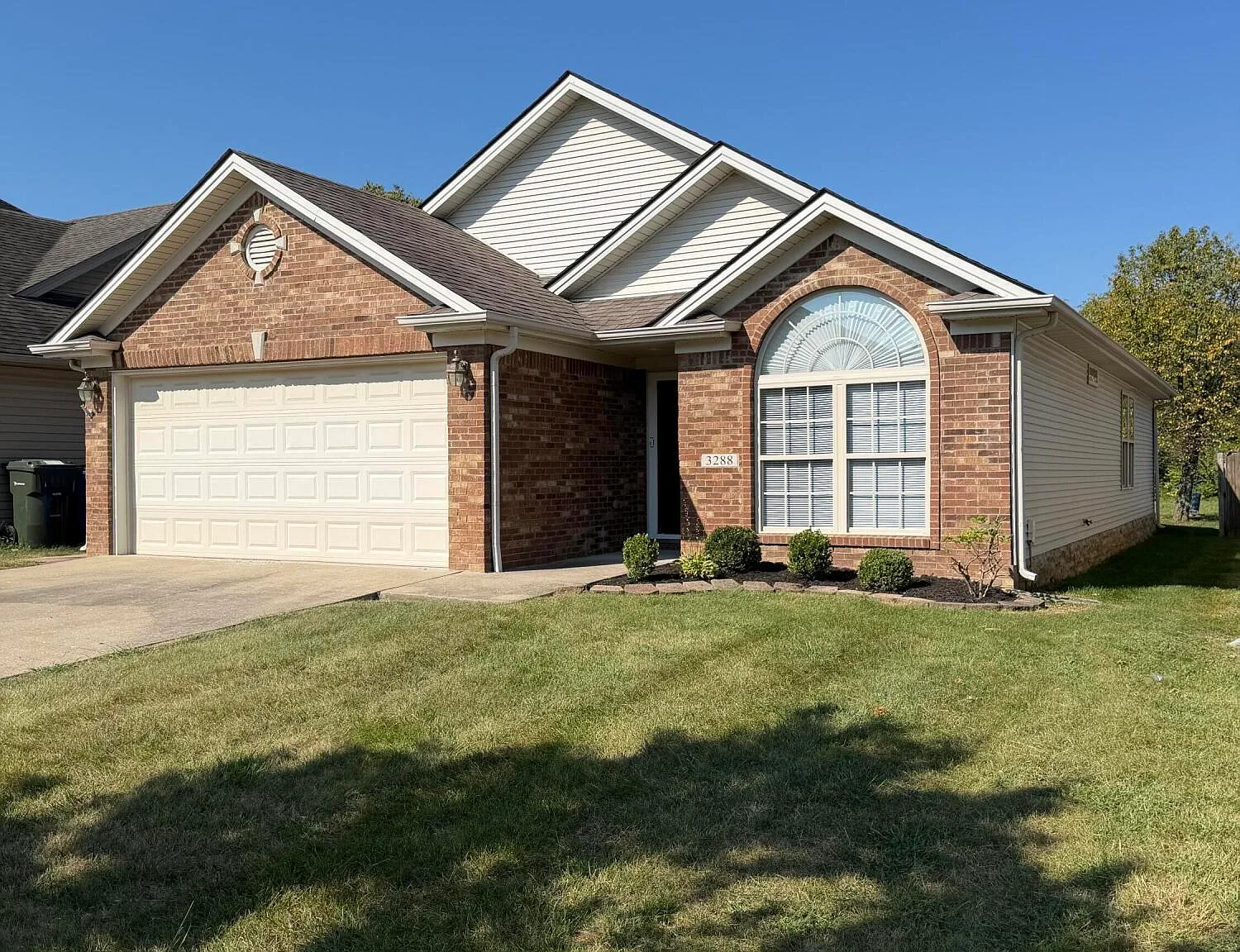 3 bed, 2.0 bath, 1350 sqft, $2,200 — Photo 2