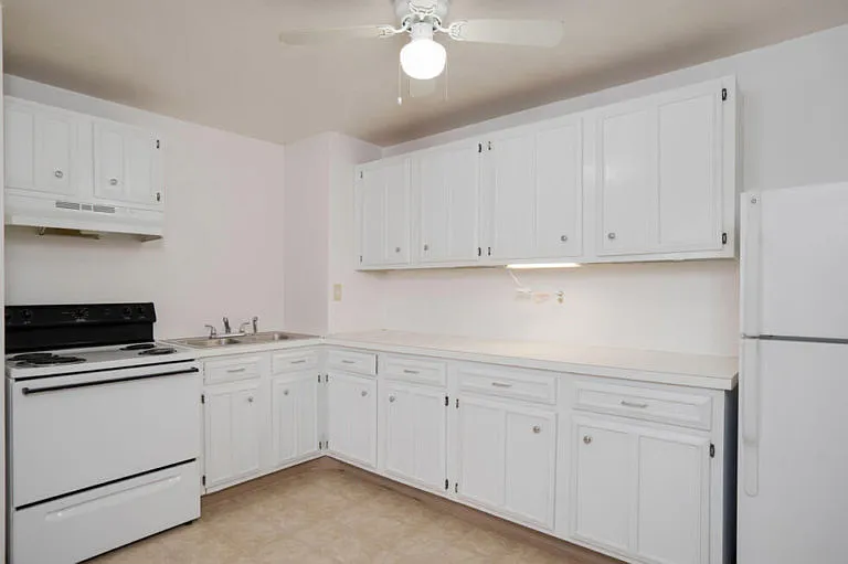 LaSalle West Apartments — Photo 3