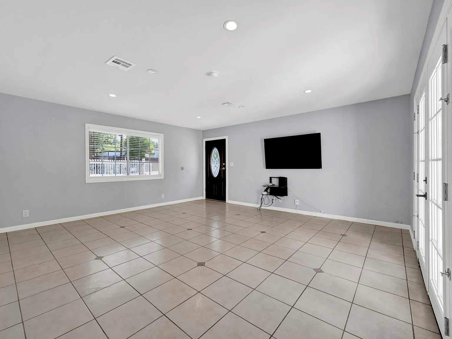 3 bed, 1300 sqft, $3,750 — Photo 4