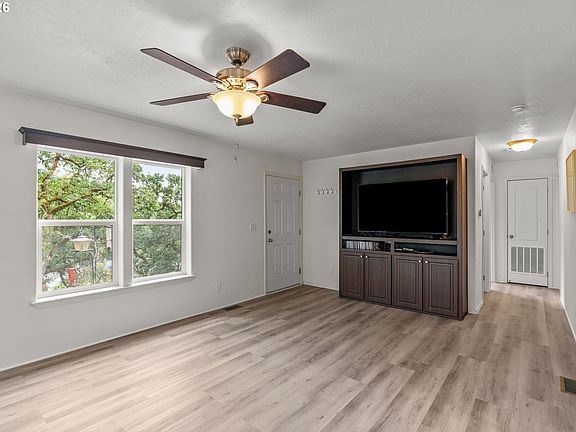 2nd image of 1424 Ridge Ave