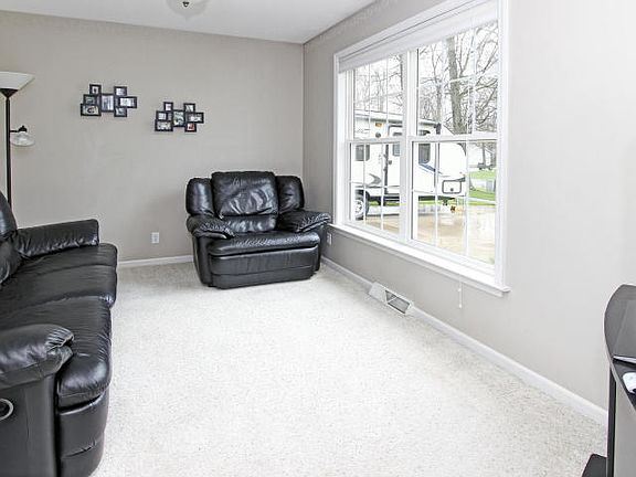 4th image of 15363 Grand Oak Dr