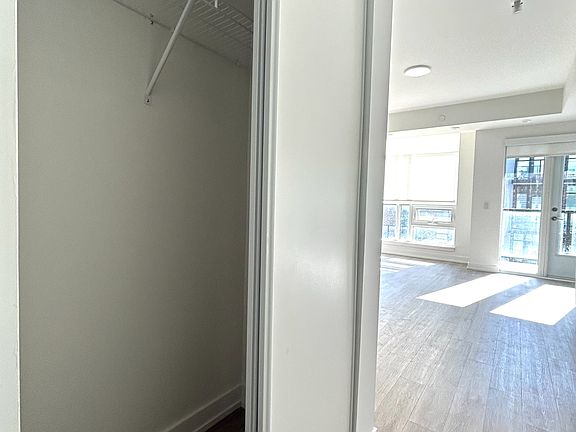 5th image of 871 Sheppard Ave W #41