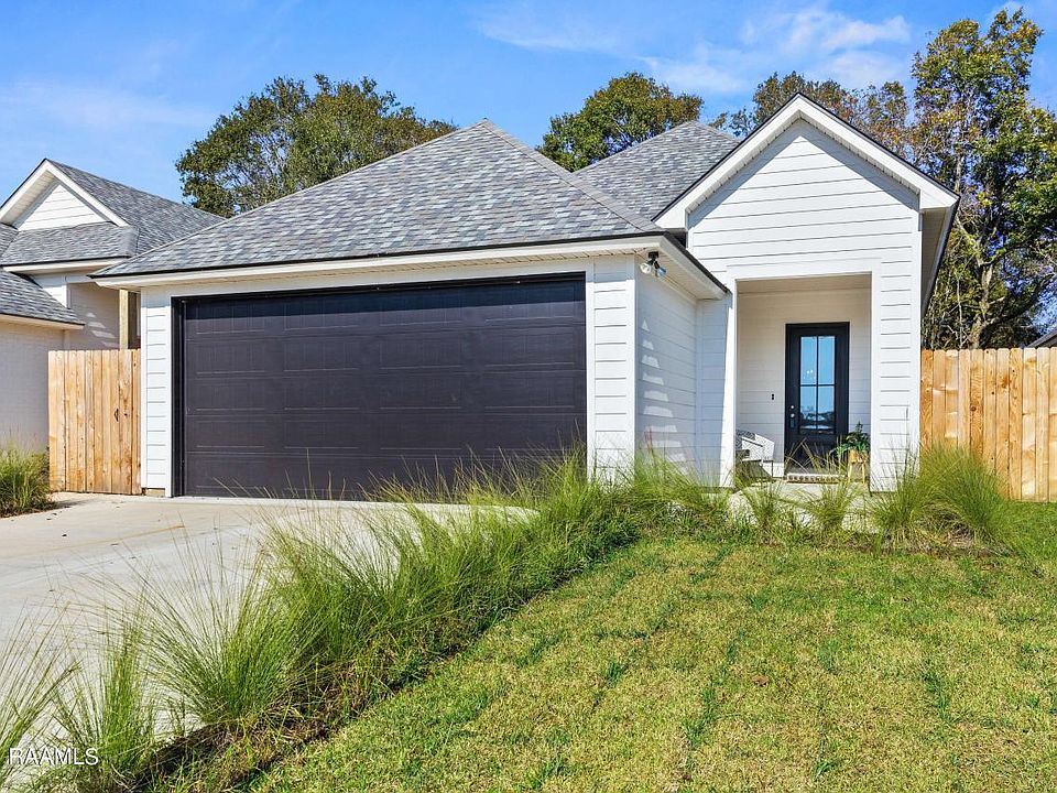 1st image of 500 Twin Meadow Ln