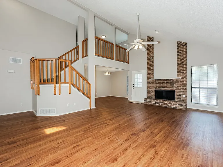 423 Barton Dr — Photo 5