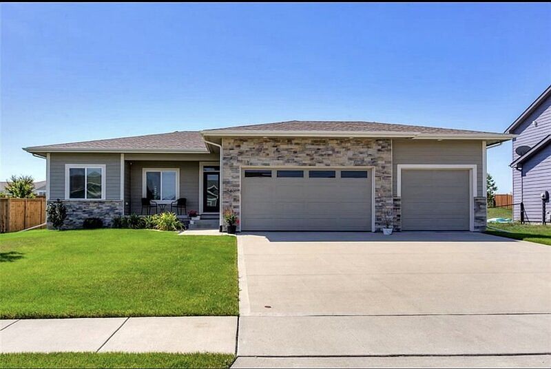 1st image of 580 NE Bowman Dr