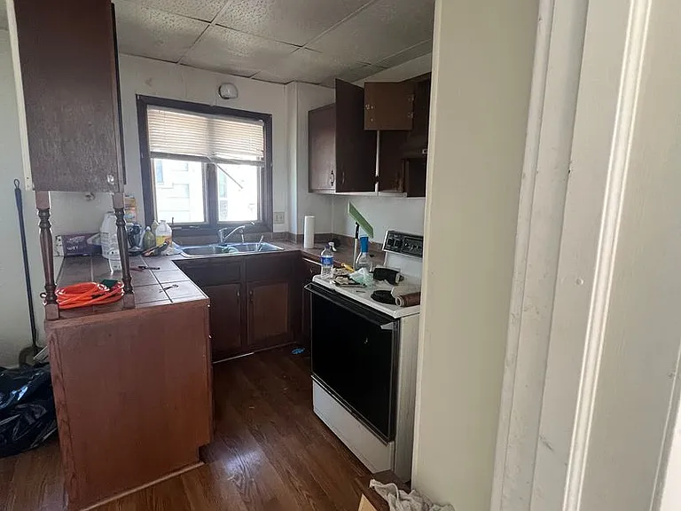 412 S Peach Ave — Photo 5
