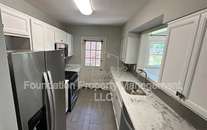 3 bed, 1.5 bath, 1689 sqft, $2,200 — Photo 3