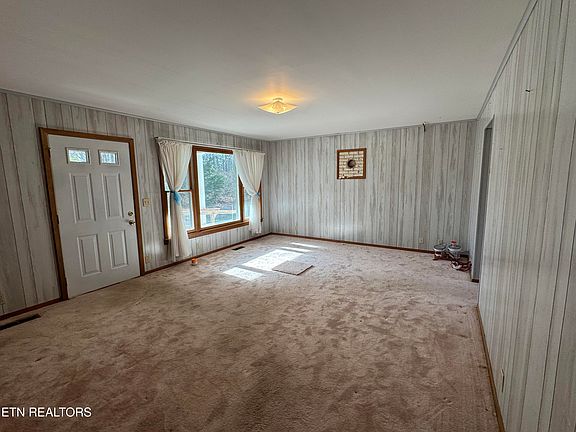 4th image of 211 Black Oak Rd