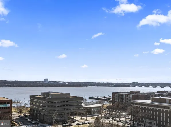 801 N Pitt St APT 1208, Alexandria, VA 22314