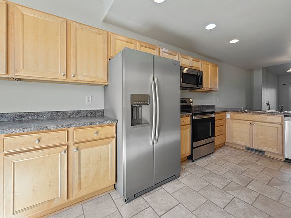 3rd image of 475 SE 35th St Unit C15