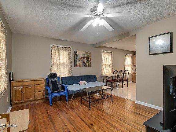 2nd image of 438 Kingwood St