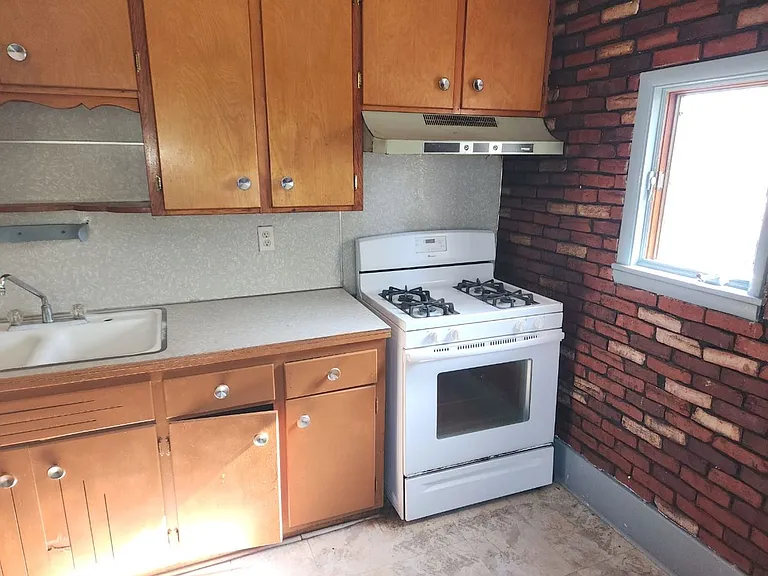 96 Cameron St — Photo 2