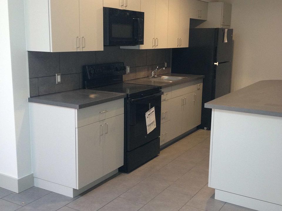 kitchen w/ built-in counter/table