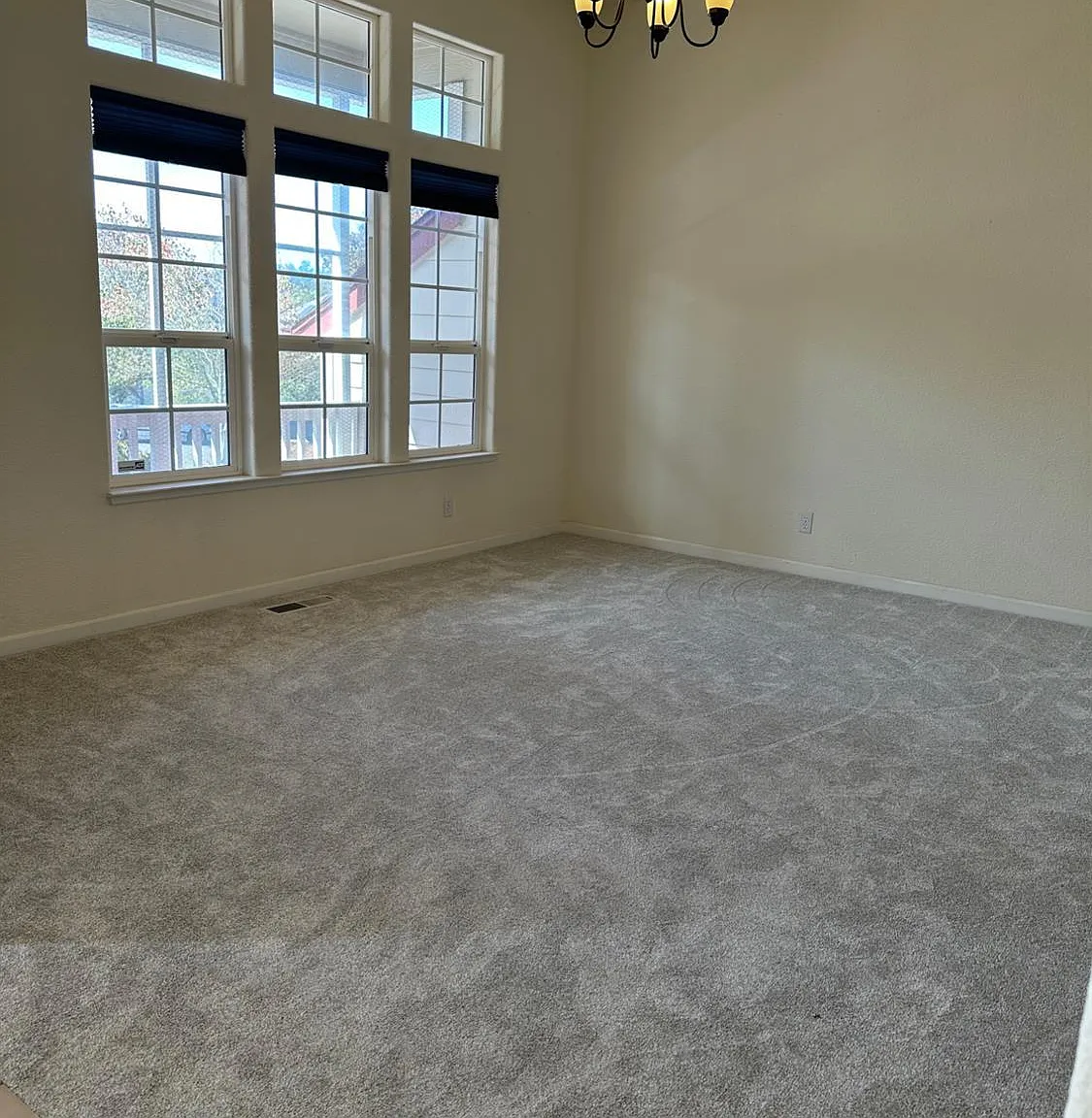 4 bed, 3.0 bath, 2500 sqft, $4,300 — Photo 4