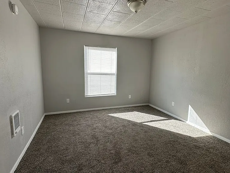 165 NE Oak St — Photo 11