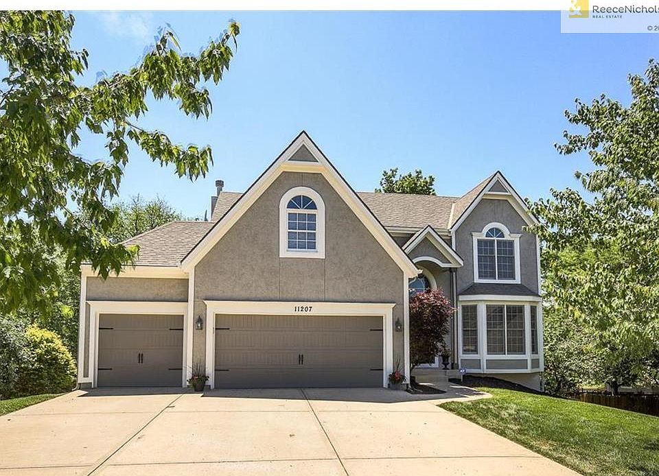 Beautiful home on cul-de-sac, treed lot!