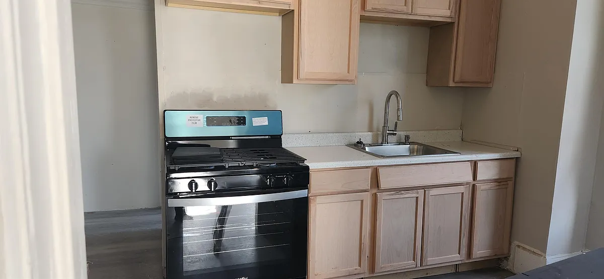 Kitchen - 277 Ontario St #2