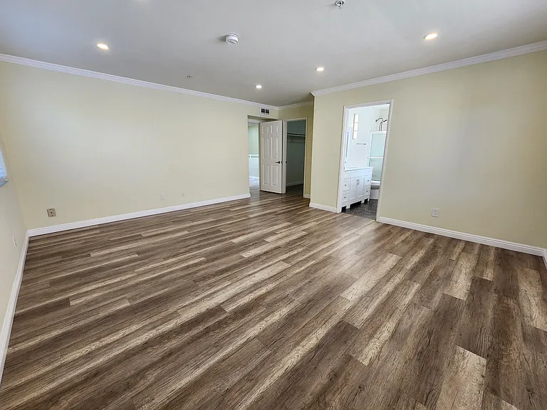 420 Riverdale Dr #11 — Photo 5