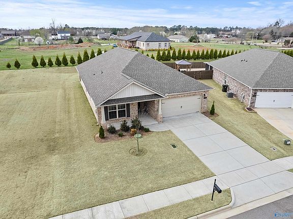 3rd image of 204 Joan Cir