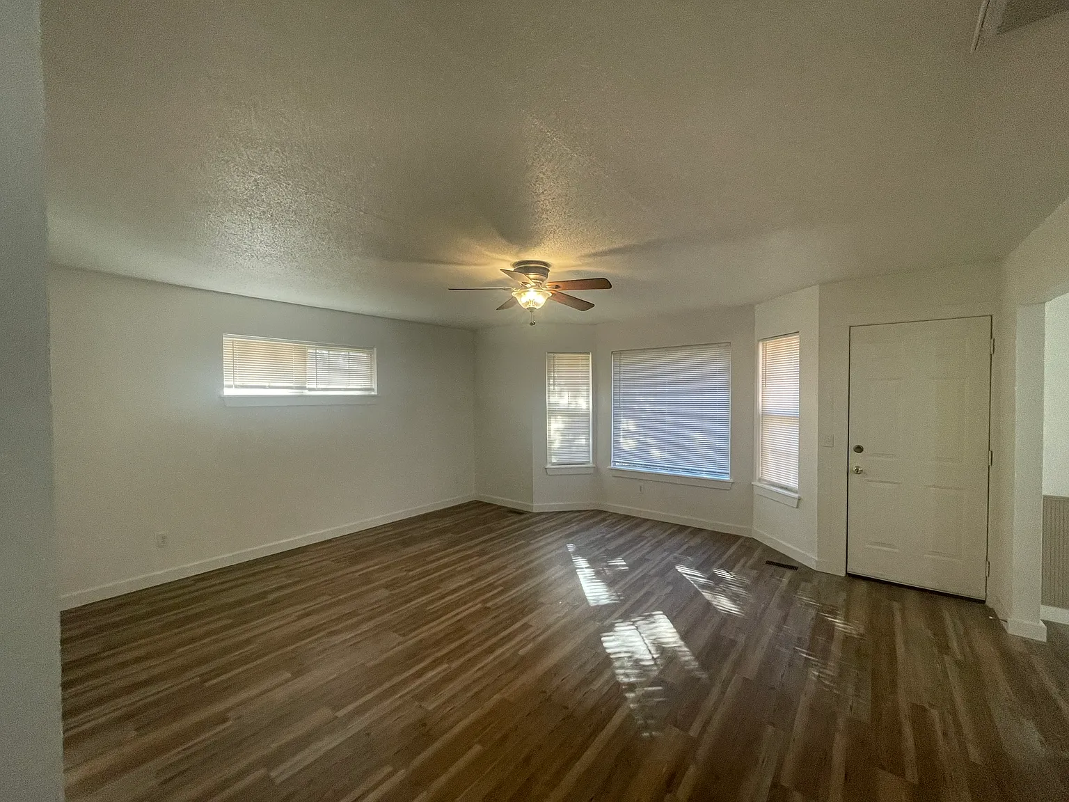 3 bed, 1.5 bath, 1455 sqft, $1,350 — Photo 4