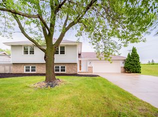 589 Westwood Ln, Chaska, MN 55318