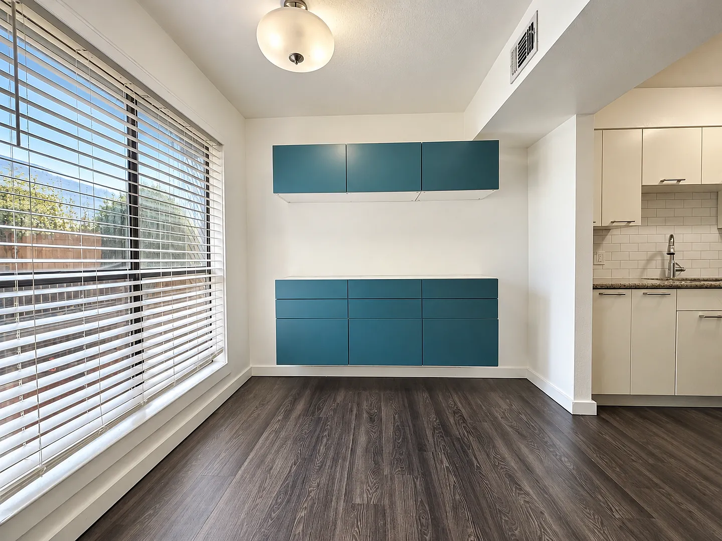 Centrally located modern condo! — Photo 4