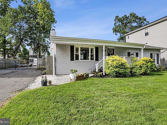 3rd image of 513 Fairmount Dr