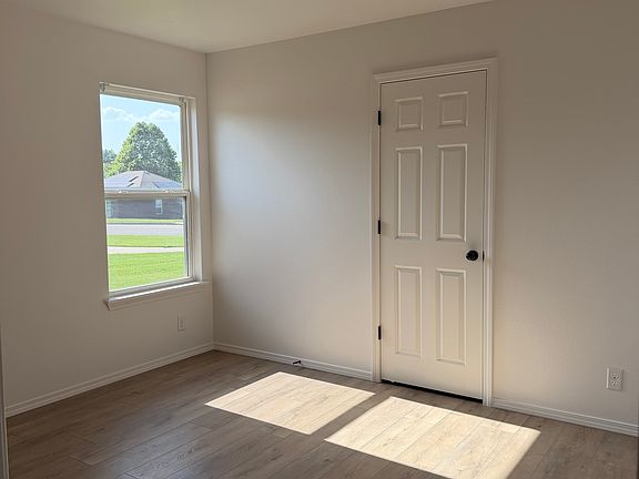 5th image of 2709 W Imperial St