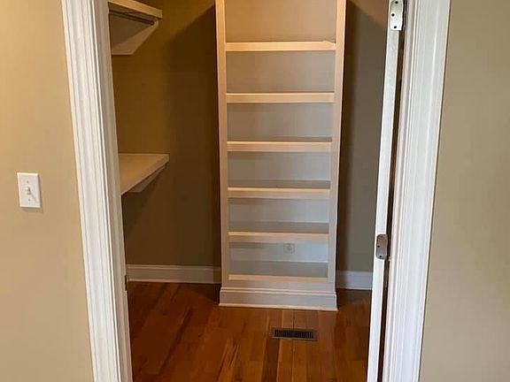 2nd image of 109 Greystone Ct