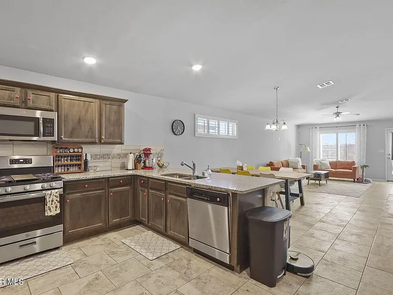 3917 Desert Dunes Dr — Photo 10