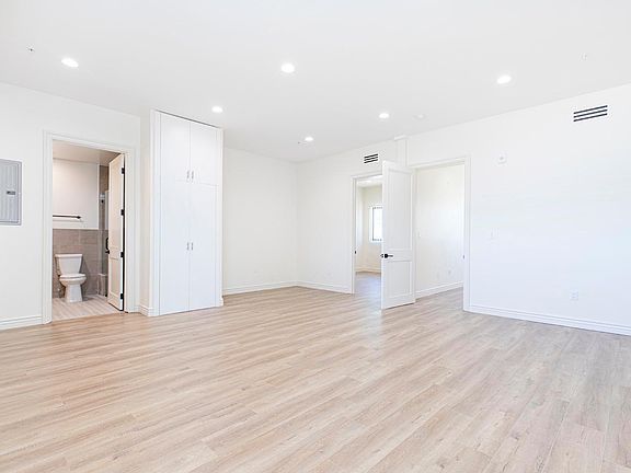 3rd image of 6825 Whitsett Ave #7