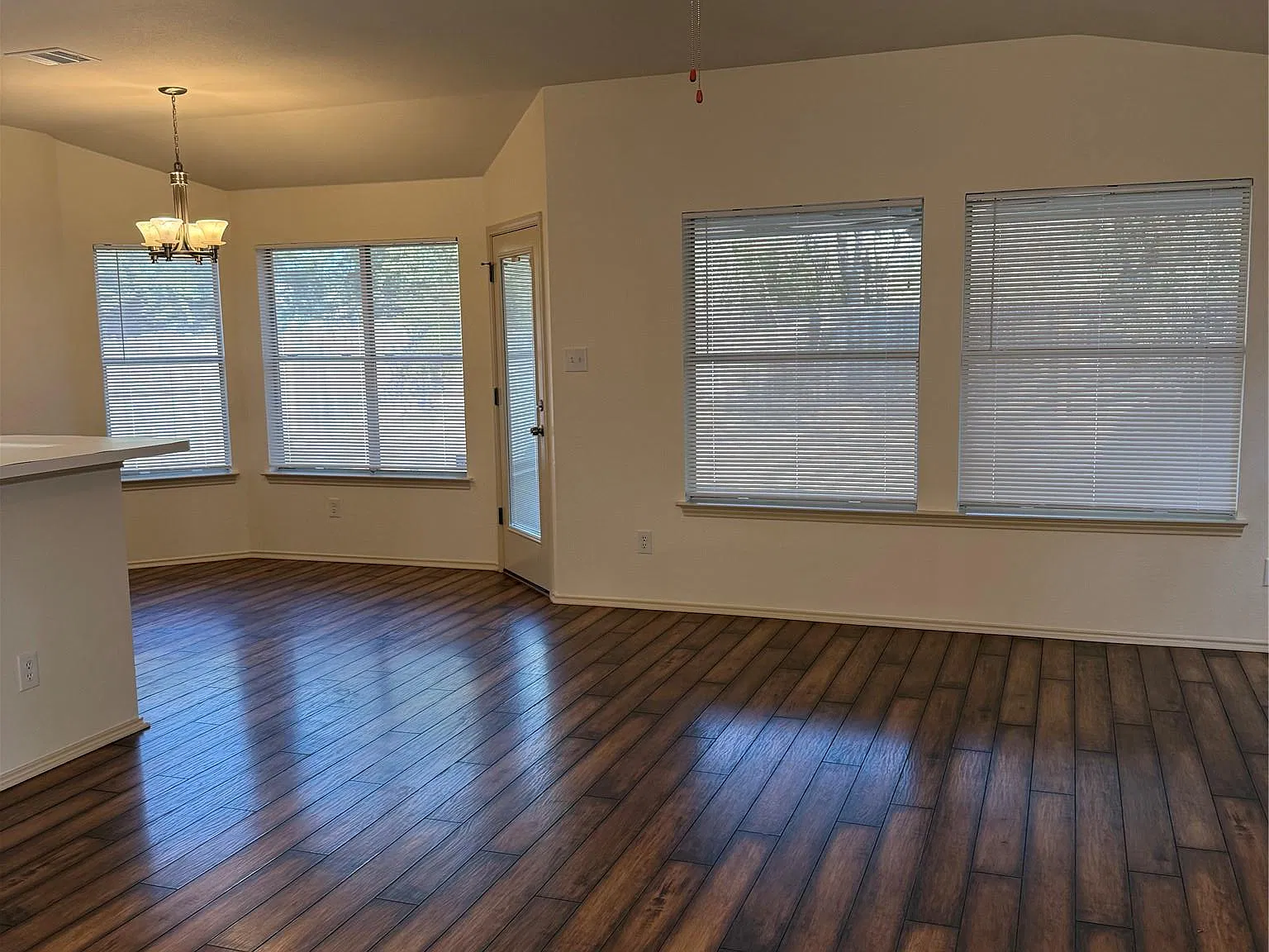 3 bed, 2.0 bath, 1442 sqft, $1,795 — Photo 2