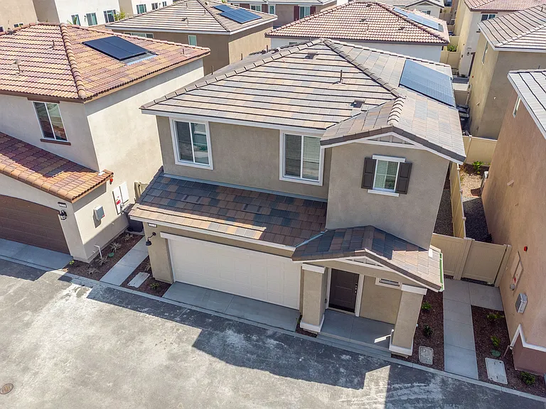 2074 Bergamot St — Photo 48