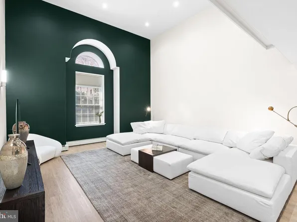 211 S 4th St APT 104, Philadelphia, PA 19106