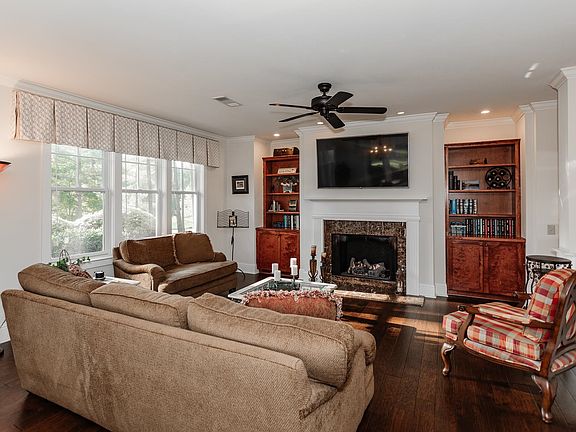3rd image of 1020 Creekside Unit A