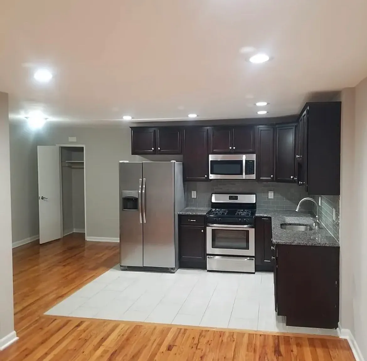 3 bed, 1000 sqft, $3,500 — Photo 2
