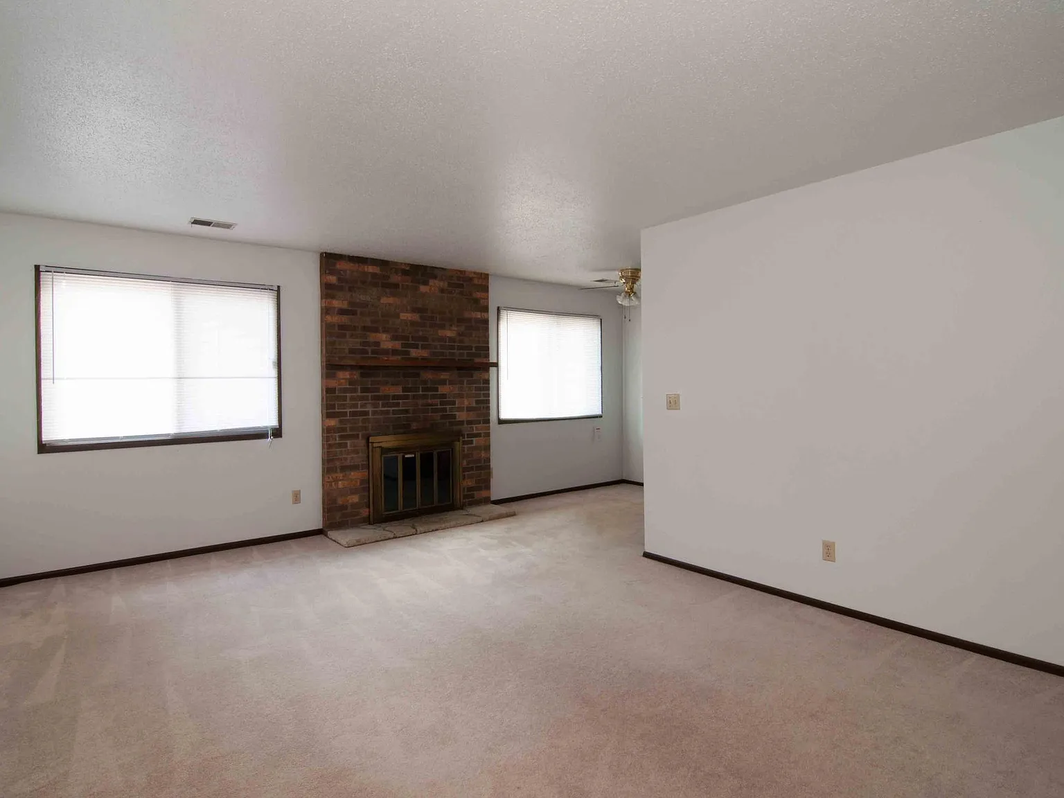 2 bed, $915 — Photo 2