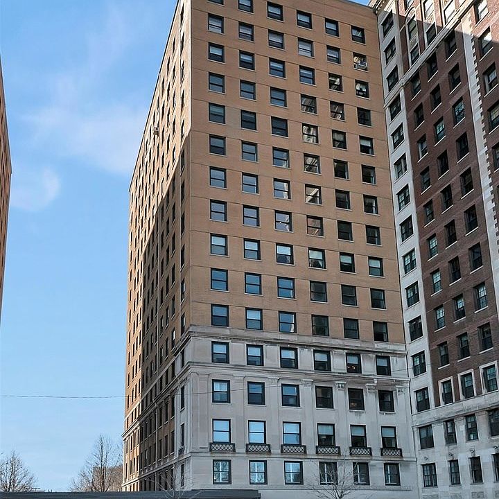 Directly across from the Lakefront - fabulous Lakeview location with easy car and bus transportation