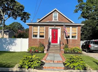 74 Bayard St, Lake Grove, NY 11755
