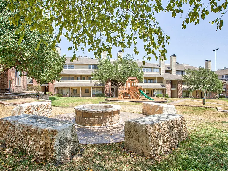 Country Club Apartments — Photo 20