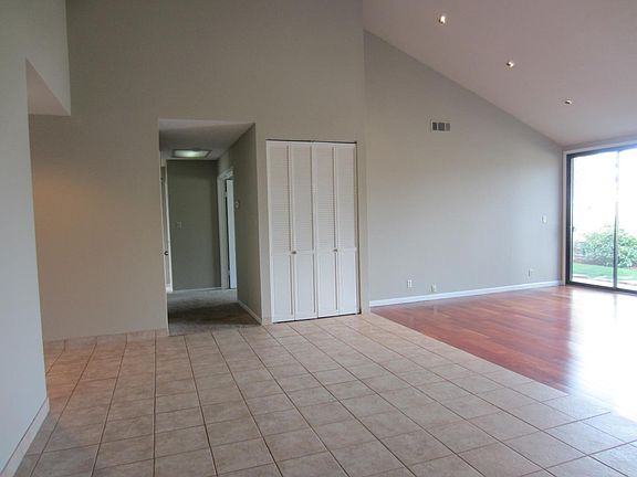 3rd image of 988 De Soto Ln