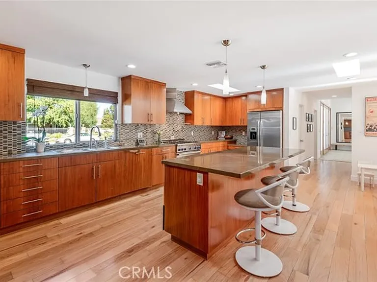 22526 Friar St — Photo 10