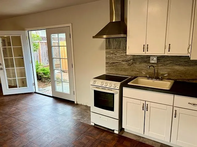Studio kitchenette