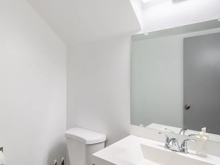 589 N Garfield Ave #B — Photo 16