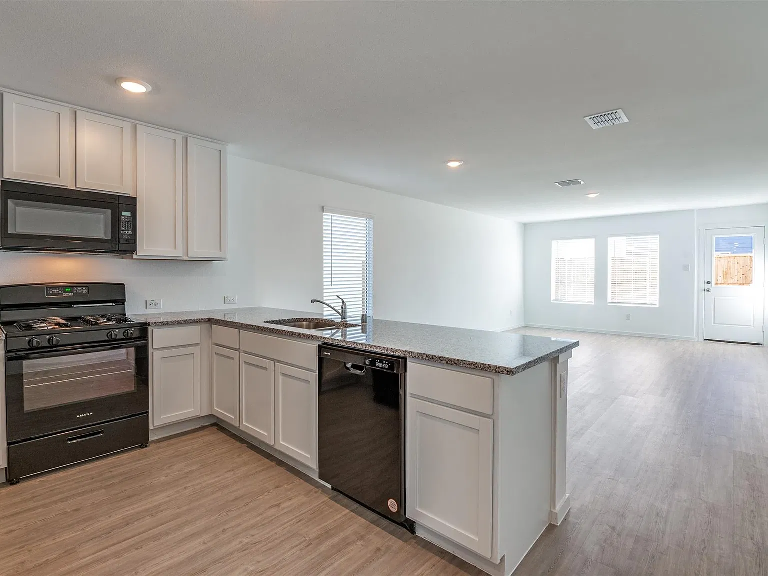 4 bed, 2.5 bath, 1550 sqft, $2,300 — Photo 4