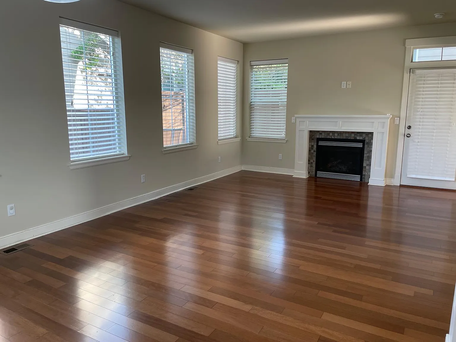 3 bed, 2.5 bath, 1569 sqft, $3,100 — Photo 3