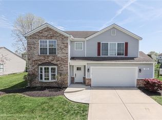 915 Yellowwood Dr, Greenwood, IN 46143