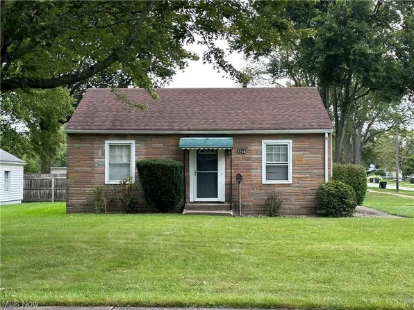 2208 Monticello Ave NW, Warren, OH 44485