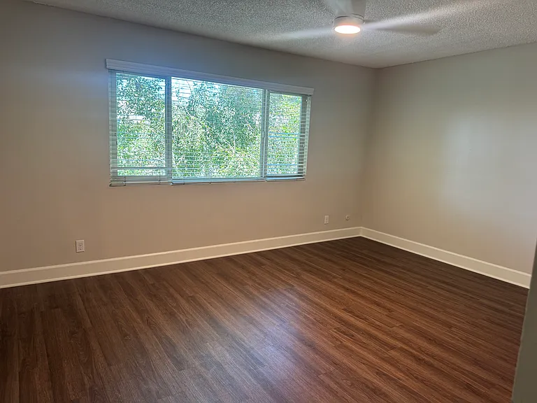 300 E Live Oak St #2C — Photo 6